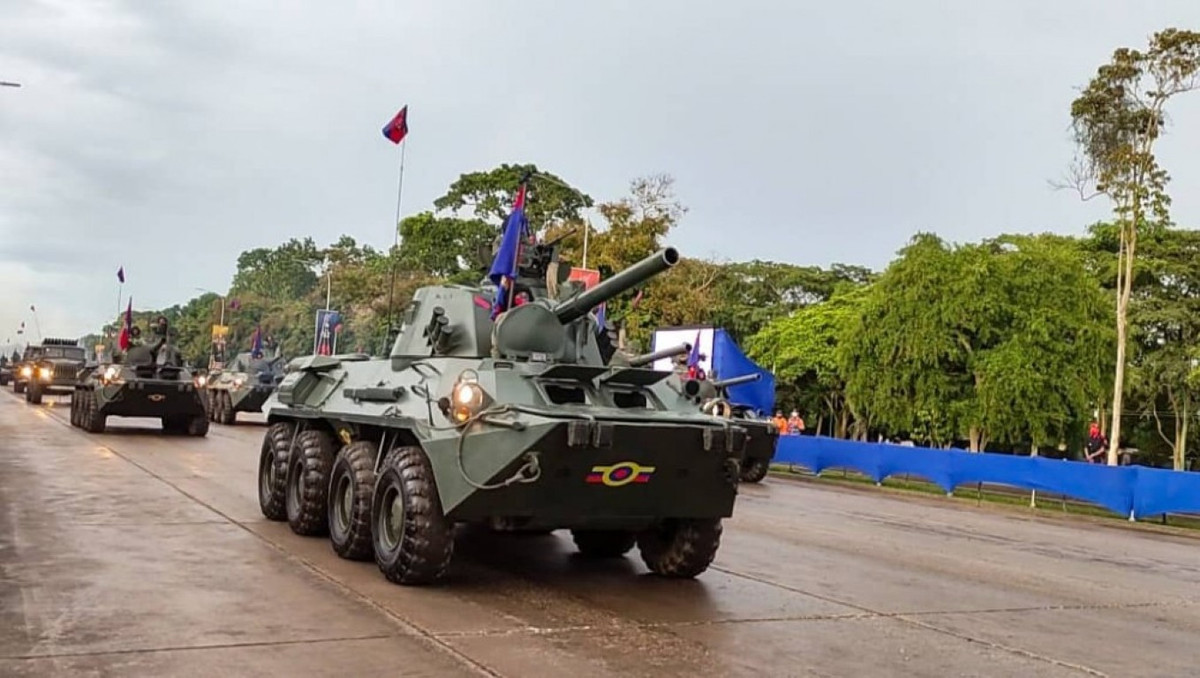 Cối tự hành 120mm 2S23 do Nga sản xuất được quân đội Venezuela sử dụng trong cuộc duyệt binh. Tuy nhiên, trong biên chế Venezuela chỉ đang sở hữu 13 khẩu cối tự hành loại này. Nguồn ảnh: Dambl.