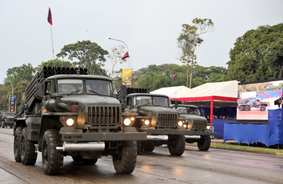 Pháo phản lực phóng loạt BM-21 Grad do Nga sản xuất có mặt trong cuộc duyệt binh của Quân đội Venezuela.