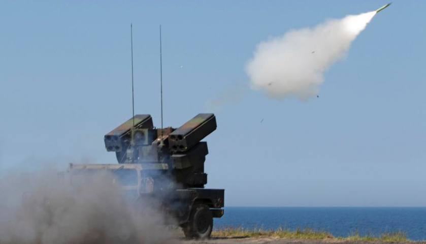 Tổ hợp phòng không tầm ngắn FIM-92 Stinger được tháo các bộ phận ngắm bắn và chỉ giữ lại ống phóng chứa tên lửa để lắp vào cụm ống phóng của Avenger.