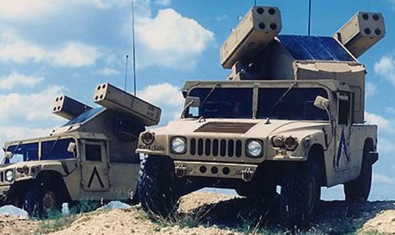 Để cơ động, hệ thống phòng thủ tầm gần Avenger được thiết kế để đặt trên khung gầm xe bọc thép Humvee.