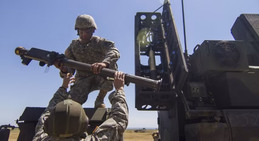 Tổ hợp phòng không tầm ngắn Avenger gồm một tháp pháo xoay 360 độ với hai cụm ống phóng chứa 8 tên lửa FIM-92 Stinger và một khẩu đại liên M3 cỡ nòng 12,7 mm.