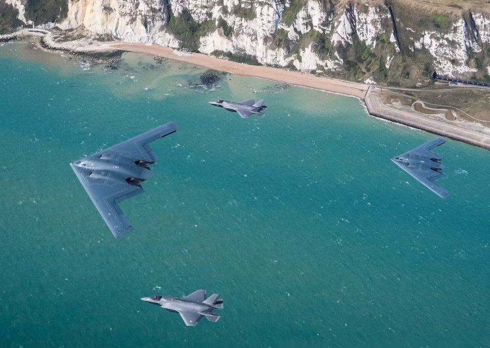 Do cơ chế hoạt động đặc thù của loại máy bay ném bom chiến lược tàng hình B-2 nên ưu tiên hộ tống cũng sẽ là các phi đội tiêm kích tàng hình.