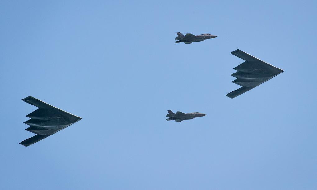 Họ thường xuyên phải thực hành hiệp đồng với máy bay B-2 ảo trên buồng lái mô phỏng, đặt ra nhiều trở ngại so với hoạt động thực tế.