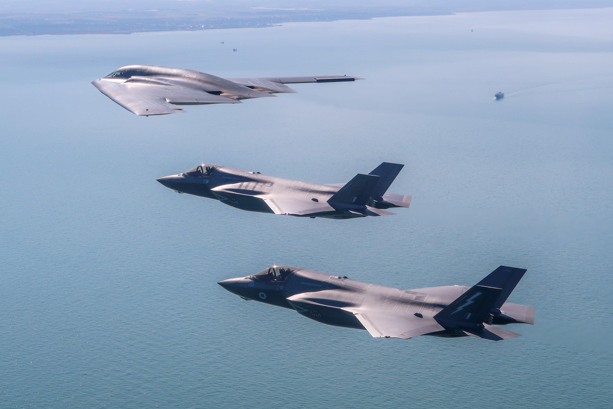 Hoạt động này cho phép các phi công F-35A và B-2 nâng cao khả năng tác chiến trong môi trường hiệp đồng, chống lại hàng loạt mối đe dọa từ tiêm kích và tên lửa phòng không hiện đại của đối phương.