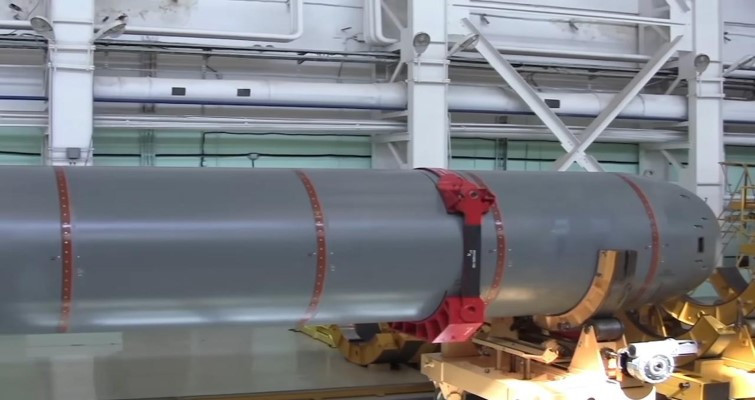 Nếu được trang bị đầu đạn hạt nhân, các tác nhân gây hại chính của ngư lôi mới có thể là sóng thần nhân tạo và ô nhiễm hạt nhân lớn ở bờ biển, khiến đối phương không thể tiến hành các hoạt động kinh tế và sinh sống ở đó.