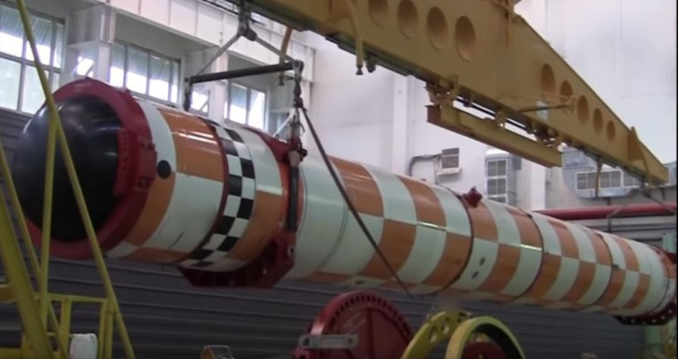 Bên cạnh phiên bản mang đầu đạn hạt nhân, đã có thông tin về việc Nga dự định chế tạo biến thể mang đầu đạn thông thường của ngư lôi Poseidon để sử dụng như một vũ khí chiến thuật.