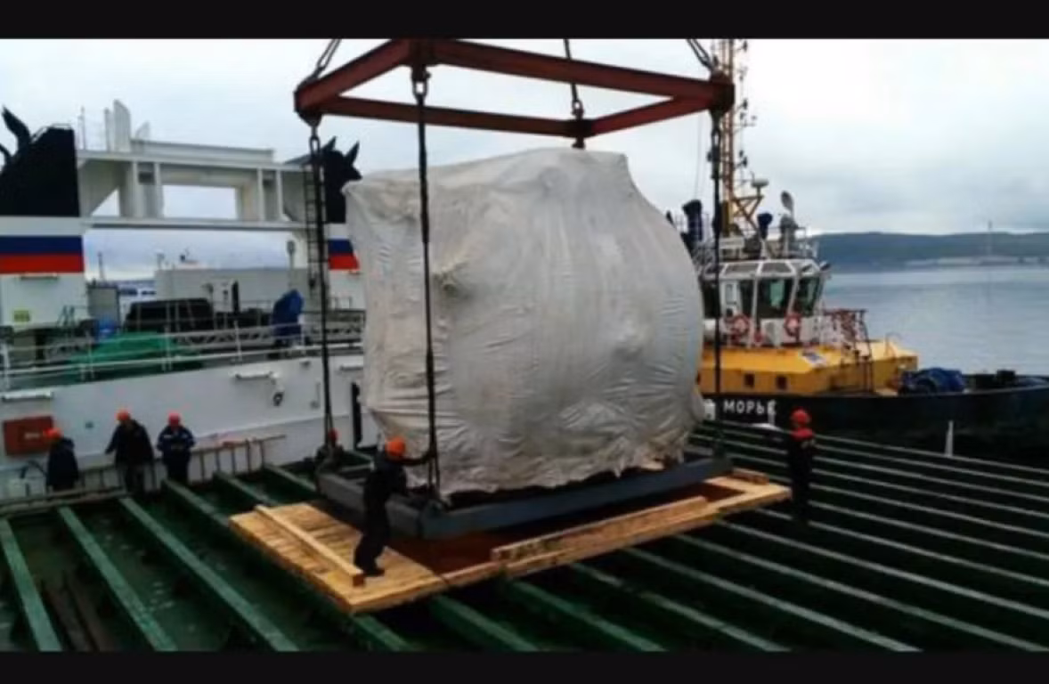 Đặc điểm ưu việt của nồi hơi KVG-4 tăng áp, đó là nó có kích thước nhỏ hơn, nhẹ hơn nhưng lại có công suất lớn hơn. Ngoài ra, loại nồi hơi này còn có chi phí bảo dưỡng thấp hơn. Ảnh: Một trong số những nồi hơi KVG-4 mới dự kiến sẽ được lắp đặt lên tàu Kuznetsov nhưng vẫn chưa được chuyển tới nơi.