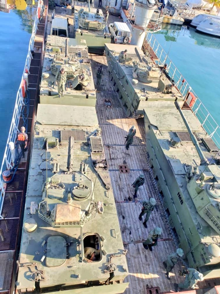 Ngoài ra, cuộc tập trận còn có sự góp mặt của dàn xe thiết giáp lưỡng cư ZBD-05/VN-18. Đây là loại xe chiến đấu bộ binh lội nước, được Venezuela nhập khẩu từ Trung Quốc trước năm 2018.