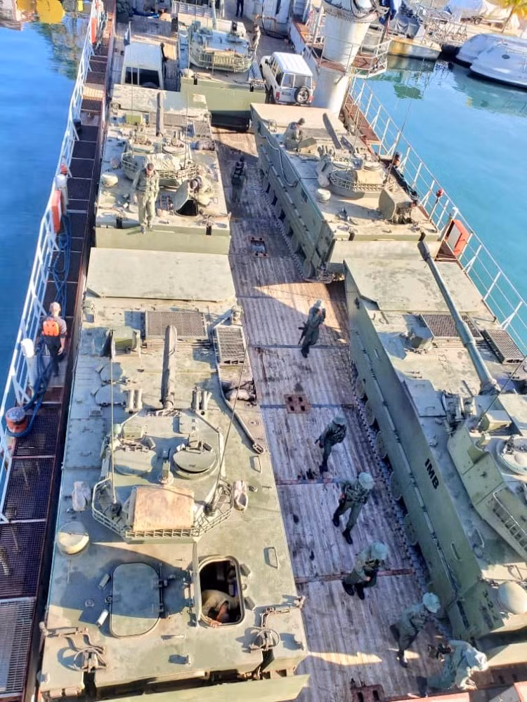 Ngoài ra, cuộc tập trận còn có sự góp mặt của dàn xe thiết giáp lưỡng cư ZBD-05/VN-18. Đây là loại xe chiến đấu bộ binh lội nước, được Venezuela nhập khẩu từ Trung Quốc trước năm 2018.