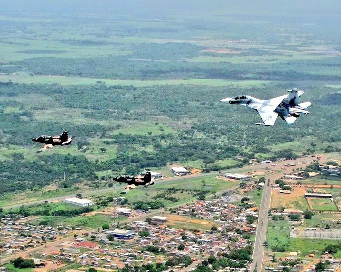 Ngoài ra, trong cuộc tập trận vừa diễn ra, Không quân Venezuela cũng có sự góp mặt của các máy bay chiến đấu Sukhoi Su-30 - loại tiêm kích hiện đại nhất khu vực Nam Mỹ hiện nay.