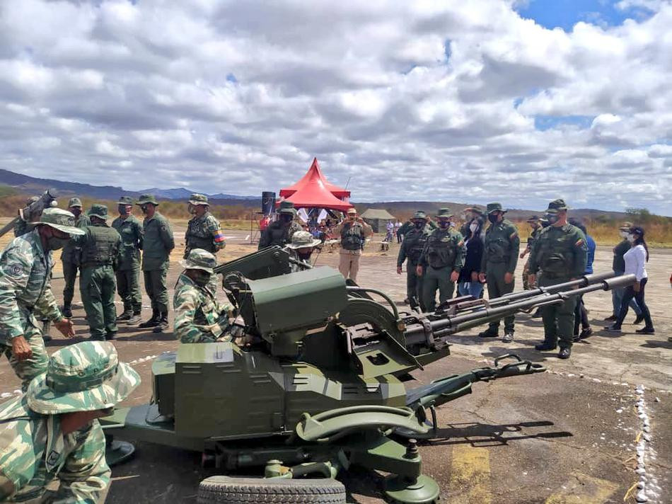 Do ảnh hưởng của dịch bệnh COVID-19 ở khu vực Nam Mỹ, binh lính tham gia tập trận cùng các sĩ quan chỉ huy đều phải đeo khẩu trang đầy đủ. Nguồn ảnh: Sina.