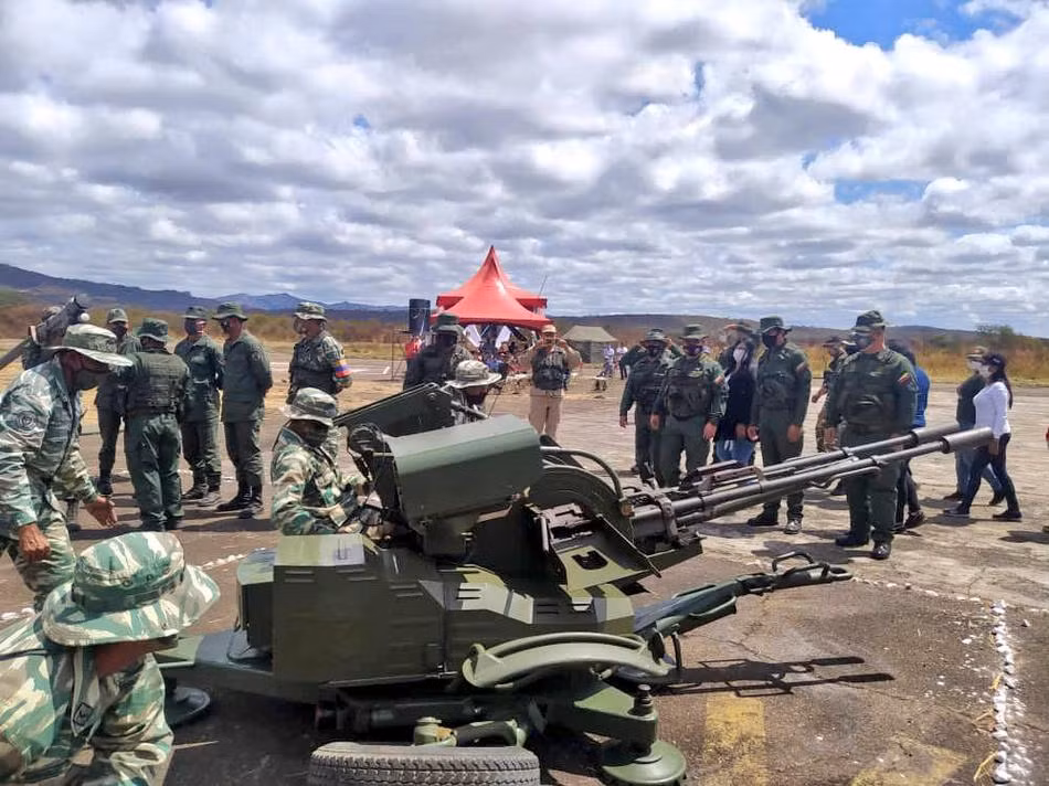 Do ảnh hưởng của dịch bệnh COVID-19 ở khu vực Nam Mỹ, binh lính tham gia tập trận cùng các sĩ quan chỉ huy đều phải đeo khẩu trang đầy đủ. Nguồn ảnh: Sina.