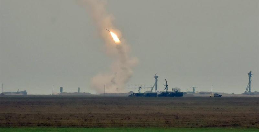 S-300 có nhiều phiên bản nâng cấp được trang bị những loại tên lửa, radar khác nhau với khả năng chống các phương pháp tấn công điện tử tốt hơn, tầm bắn xa hơn và ứng phó với nhiều tình huống hơn.