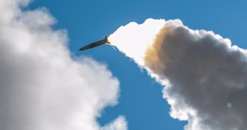 Thời gian để triển khai S-300 là 5 phút. Các tên lửa phòng không S-300 được đặt trong những ống kim loại kín và không cần bảo trì trong suốt quá trình sử dụng.