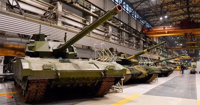 Trong đó chủ yếu đến từ vấn đề kỹ thuật. Ngoài các vấn đề kỹ thuật được chỉ ra khi thử nghiệm ở Syria, T-14 Armata còn có khiếm khuyến ở động cơ xe. Nga vẫn chưa có nhiều kinh nghiệm trong việc sản xuất động cơ 1.500 mã lực.