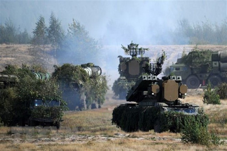 Tuy nhiên nhiều chuyên gia cũng nhận định, rất có thể các phương án tác chiến của tên lửa S-300 tại Syria, tỏ ra không phù hợp và kém hiệu quả. Chứ thực chất dàn tên lửa này, vẫn có khả năng bắt sống và tiêu diệt máy bay chiến đấu thế hệ 5 của đối phương. Nguồn ảnh: Pinterest.