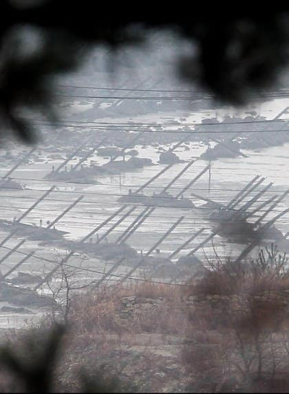 Dọc bờ sông Hán cũng như ở nhiều bãi biển của Hàn Quốc, các bãi cọc chống đổ bộ đường biển được xây dựng từ cách đây nhiều chục năm, tới giờ vẫn được thường xuyên gia cố lại. Nguồn ảnh: Chosul.