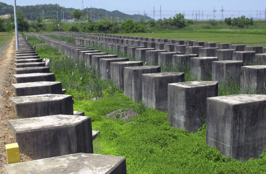 Thậm chí ở nhiều khu vực, dọc hai bên đường quốc lộ, cao tốc còn có cả gờ chống xe tăng. Khi đường chính bị chặn bởi những khối bê-tông khổng lồ nói trên, xe tăng và cơ giới của đối phương thậm chí còn không thể đi được đường vòng. Nguồn ảnh: Chosul.