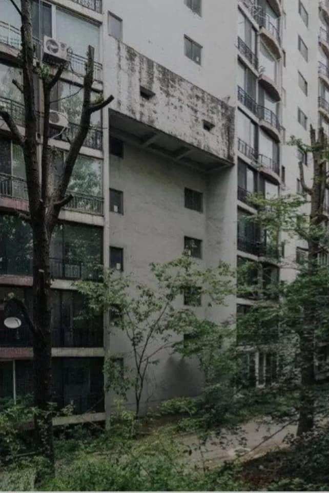 Hầu hết các công trình công cộng và công trình của nhà nước đều có trang bị các boong-ke và lỗ châu mai kiểu này, một vài công trình có vị trí trọng điểm cũng bị buộc phải thiết kế thêm lỗ châu mai để sẵn sàng cho chiến tranh. Nguồn ảnh: Chosul.