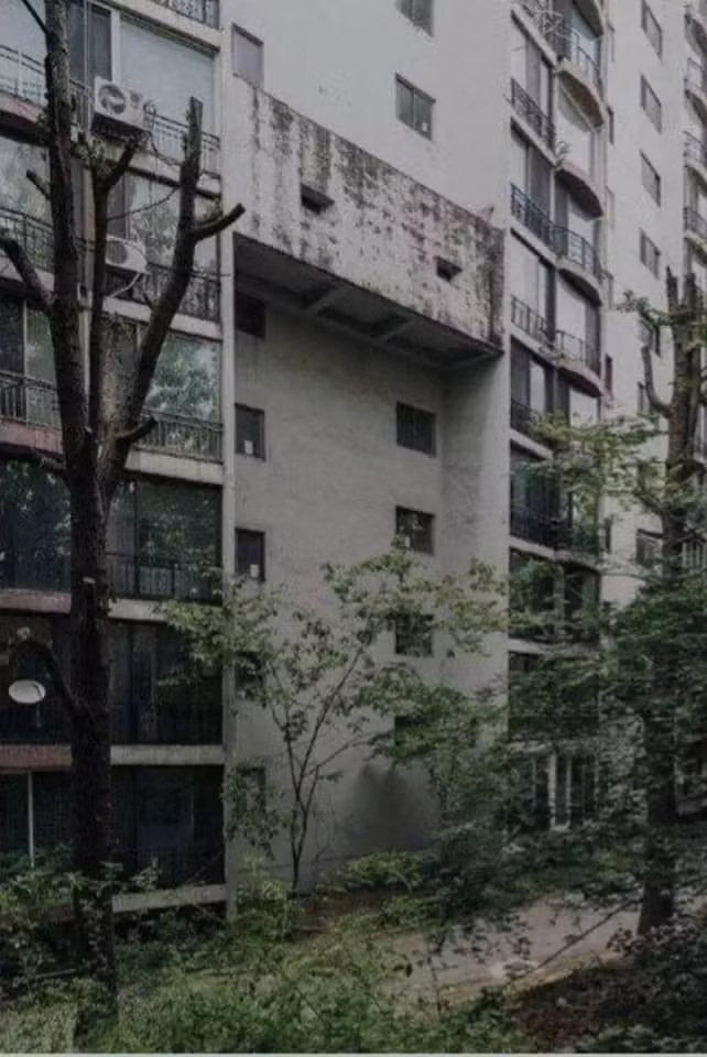 Hầu hết các công trình công cộng và công trình của nhà nước đều có trang bị các boong-ke và lỗ châu mai kiểu này, một vài công trình có vị trí trọng điểm cũng bị buộc phải thiết kế thêm lỗ châu mai để sẵn sàng cho chiến tranh. Nguồn ảnh: Chosul.