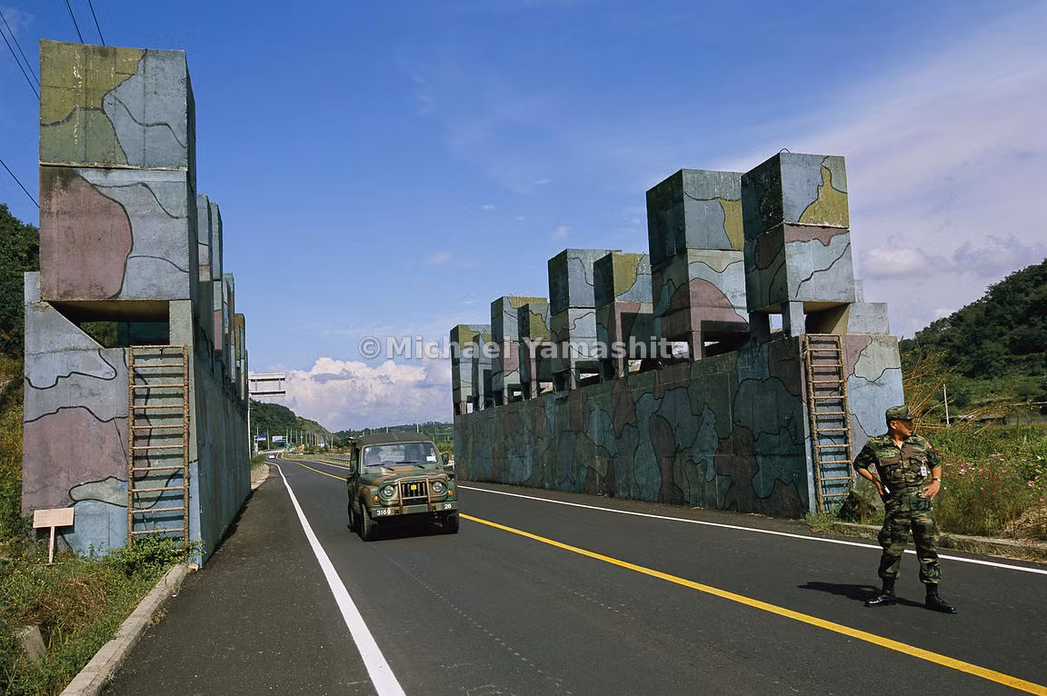 Các tuyến đường huyết mạch ở Hàn Quốc đều có sẵn bẫy chống xe tăng. Khi xảy ra chiến sự, chỉ cần một lượng thuốc nổ nhỏ cũng có thể khiến các khối bê-tông khổng lồ đổ ra đường, ngăn chặn xe tăng và cơ giới của đối phương tràn qua. Nguồn ảnh: Chosul.