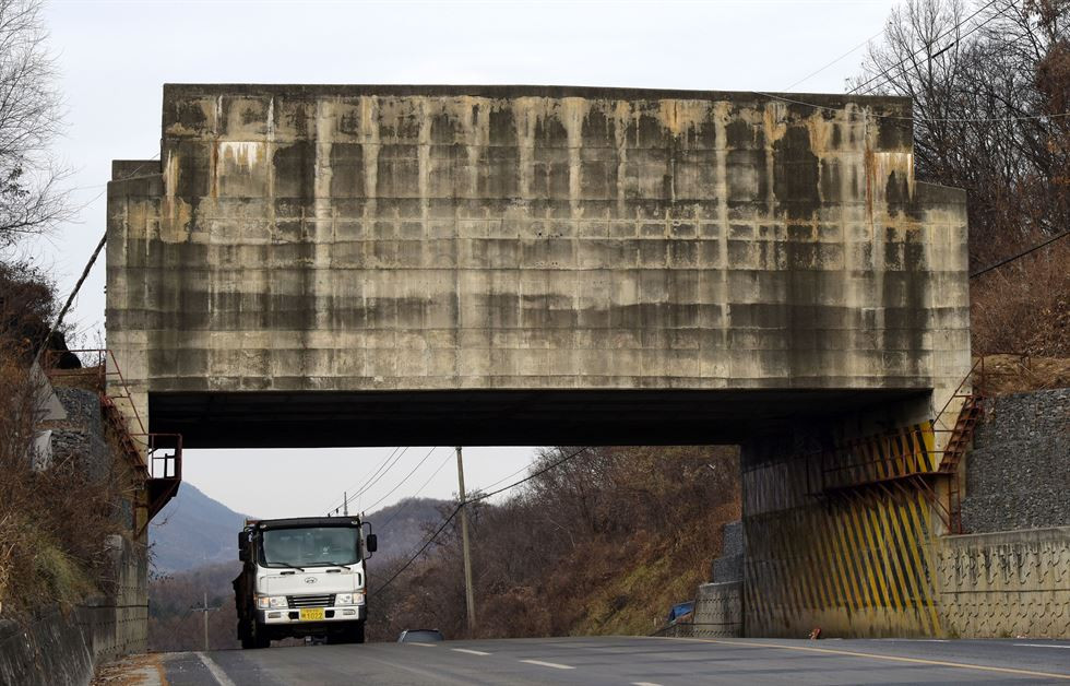 Kiểu thiết kế này thường thấy ở rất nhiều tuyến đường cao tốc ở Hàn Quốc. Dù bề ngoài không có nhiều khác biệt nhưng đây lại là biểu hiện cho thấy Seoul luôn chuẩn bị sẵn sàng cho một cuộc chiến mới. Nguồn ảnh: Chosul.
