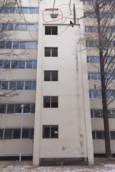 Rất nhiều tòa nhà cao tầng ở Hàn Quốc đều có xây dựng boong-ke để chiến đấu. Khi xảy ra chiến tranh, đây sẽ là những cụm hỏa lực trọng yếu để cản bước bộ binh đối phương. Ảnh: Lỗ châu mai tại một tòa nhà cao tầng ở thủ đô Seoul. Nguồn ảnh: Chosul.