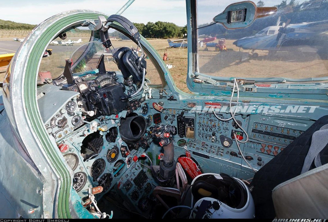 MiG-21Bis vẫn giữ lại kênh thông tin liên lạc chống nhiễu Lazur, kênh này đảm bảo liên lạc với hệ thống chỉ huy tự động trên mặt đất Vozdukh-1.