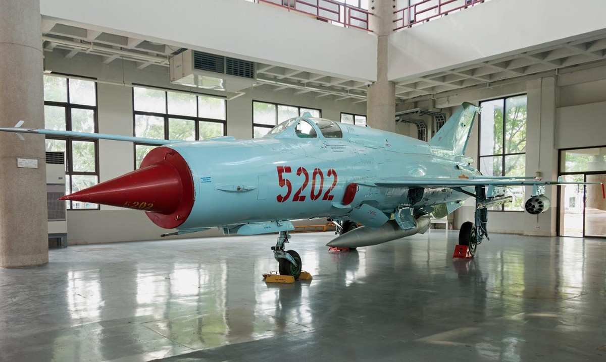 Ngoài động cơ tuốc bin phản lực có tăng tốc TRDF dành cho tiêm kích MiG-21Bis, người ta đã hoàn thiện hệ thống nhiên liệu, các điểm dự trữ đã được tìm ra (chủ yếu nhờ thùng dầu phụ) đã cho phép tăng dung tích hệ thống nhiên liệu thêm gần 239 lít, do đó bù trừ được phần mất tầm bay xa do tiêu hao nhiên liệu đã tăng lên.
