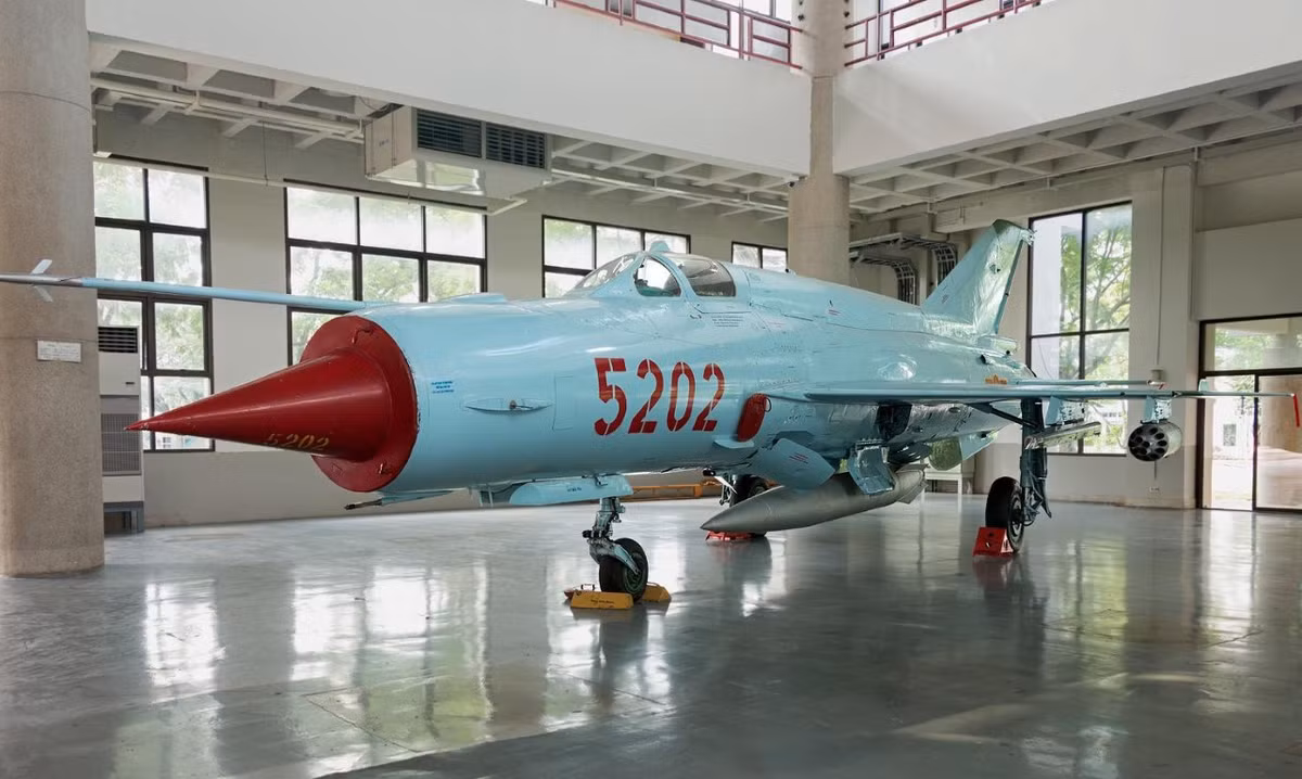 Ngoài động cơ tuốc bin phản lực có tăng tốc TRDF dành cho tiêm kích MiG-21Bis, người ta đã hoàn thiện hệ thống nhiên liệu, các điểm dự trữ đã được tìm ra (chủ yếu nhờ thùng dầu phụ) đã cho phép tăng dung tích hệ thống nhiên liệu thêm gần 239 lít, do đó bù trừ được phần mất tầm bay xa do tiêu hao nhiên liệu đã tăng lên.