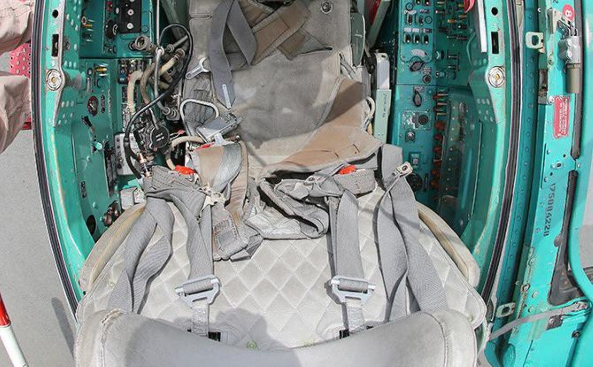 Phi công được trang bị ghế phóng dù KM-1 hoặc KM-1M, thiết bị thu áp suất không khí PVD-18.