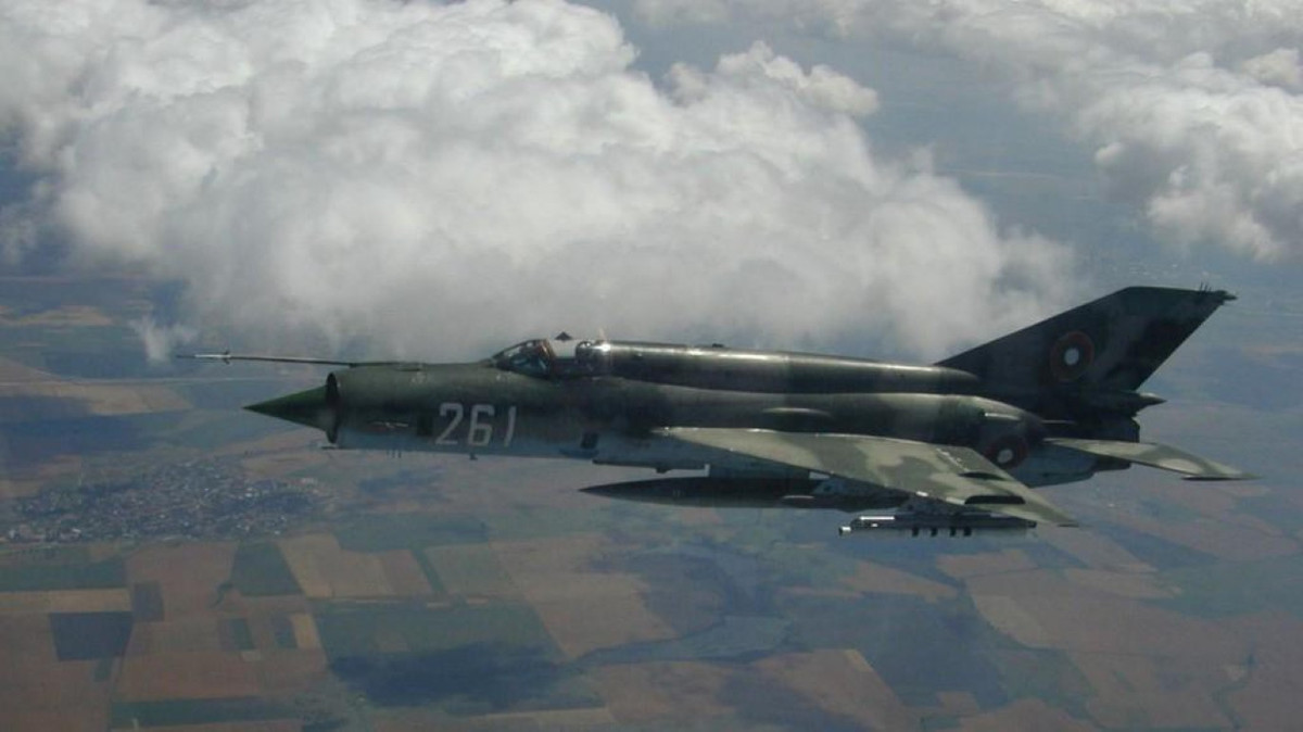 Năm 1972 nhà máy hàng không ở thành phố Gorkiy đã chế tạo 35 chiếc tiêm kích đánh chặn MiG-21bis đầu tiên, và ngay trong năm đó máy bay được đưa vào trang bị.