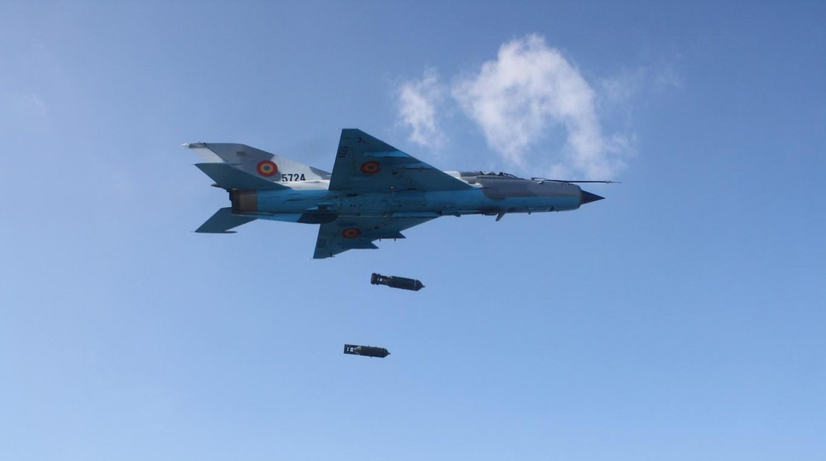 Rất tiếc là khung thân của máy bay MiG-21Bis đã được tận dụng hết khoảng trống, kể cả các khoang bên trong thân đã cạn kiệt, nếu không sức mạnh của MiG-21Bis còn mạnh hơn nhiều.