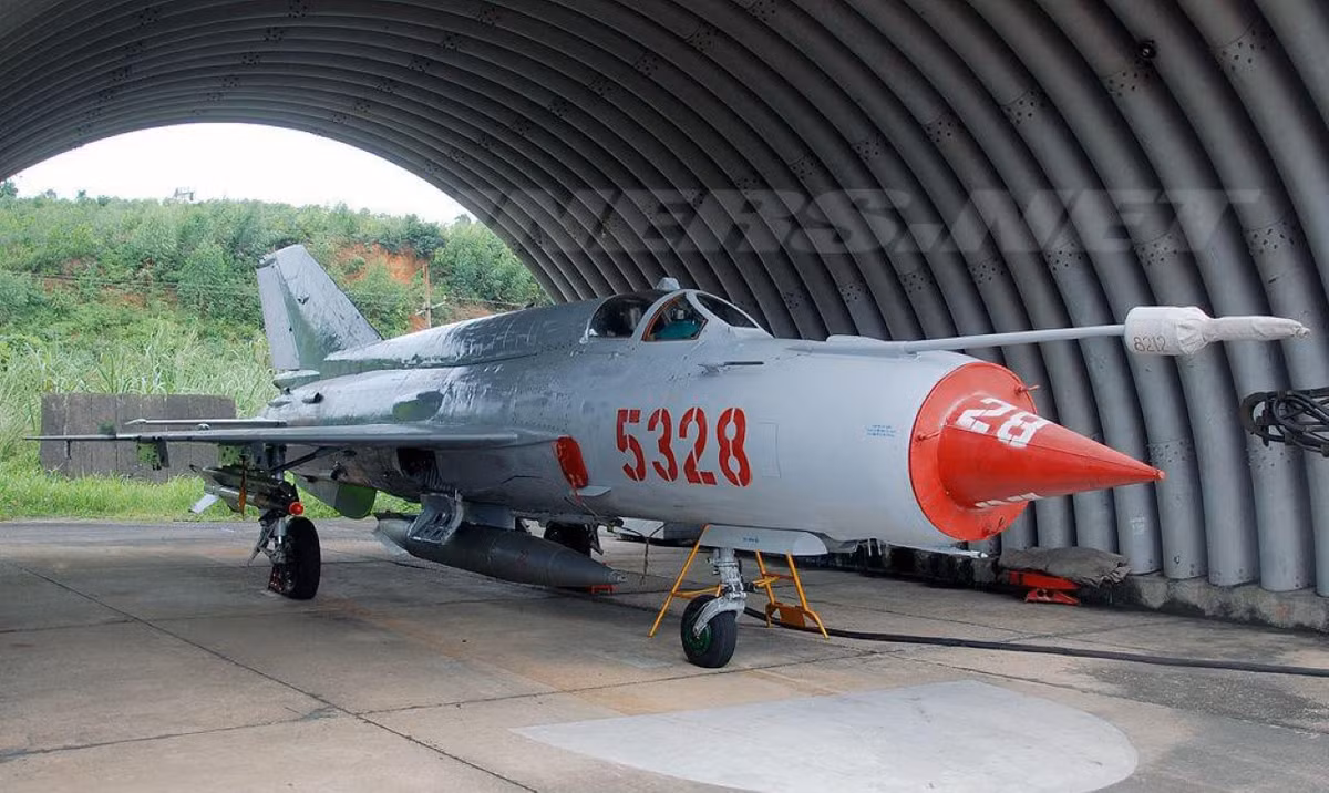 Trên cơ sở động cơ mới, dự án nâng cấp tiêm kích MiG-21 chính thức bắt đầu, phiên bản này được định danh là MiG-21Bis.