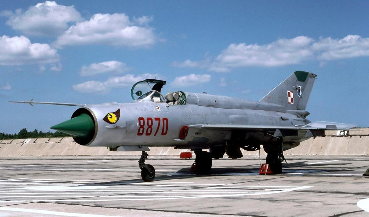 Việc sản xuất MiG-21Bis được triển khai ngay trong năm đó (1971) tại nhà máy ở thành phố Gorkiy.