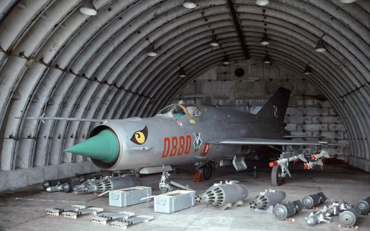 Sự ra đời của MiG-21Bis được Liên Xô thai ngén vào cuối thập niên 1960. Nhằm tiếp tục nâng cao tính năng của máy bay tiêm kích MiG-21 và Su-15, mùa Đông năm 1971 chính phủ Liên Xô ra nghị quyết yêu cầu Phòng thiết kế chế tạo máy MKB Soyuz ở Ufa chế tạo mới động cơ turbojet R-25-300 có sức đẩy cất cánh 7.100 kg còn khi bay thấp với tốc độ âm thanh là 9.900 kg.