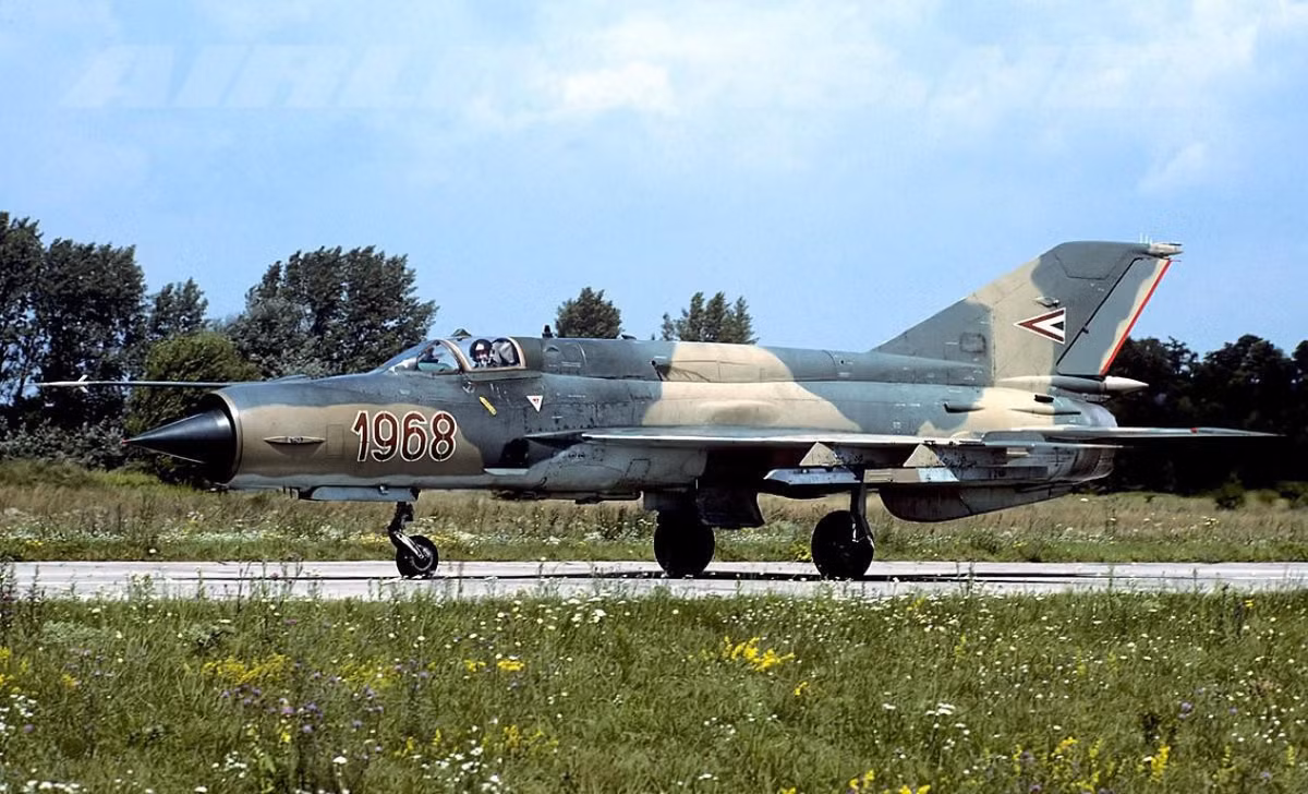 Tải trọng vũ khí của tiêm kích MiG-21Bis khoảng 1,3 tấn cho phép triển khai đến 4 tên lửa không đối không tầm nhiệt K-13M, RS-2US, R-3S, R-3R, R-60 và R-60M; hoặc có thể mang rocket cỡ 57 và 240mm hoặc các loại bom rơi tự do cỡ 500kg.