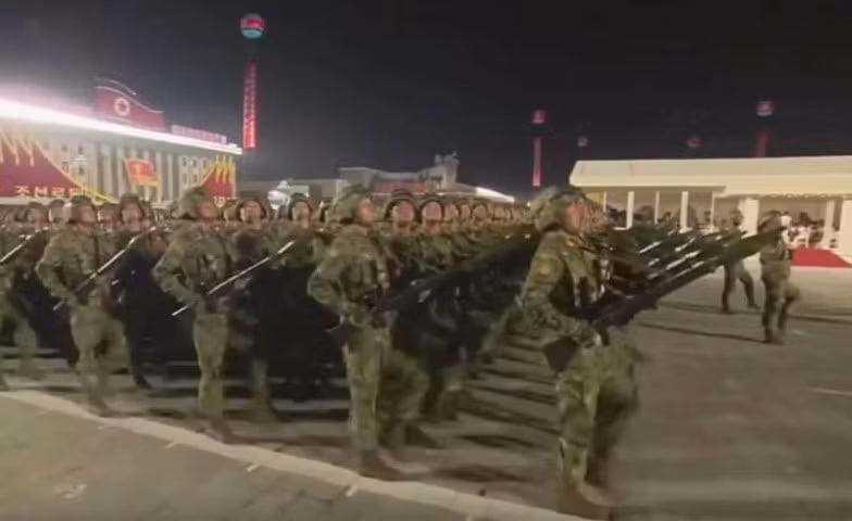 Bình luận trên được chú ý ở nước ngoài, khi sự quan sát tập trung vào đội hình bộ binh được trang bị một khẩu súng trường lớn có gắn đạn rocket PG-7.