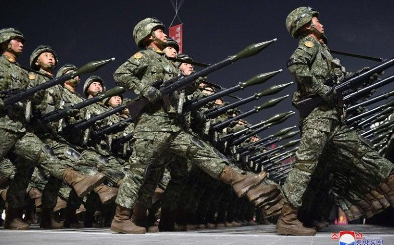 "KPA sẽ tạm biệt các hệ thống vũ khí cũ từng là dấu ấn của thời nhà lãnh đạo Kim Jong Il - xe tăng hạng trung T-55 và máy kéo nông nghiệp kéo pháo - để phô diễn những khả năng mới nguy hiểm. Tuy nhiên, một số trong số đó tỏ ra tương đối khó hiểu".