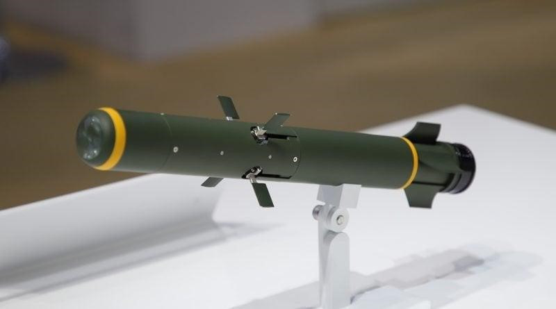 Như đã lưu ý trên tờ 21AAR, trong những năm gần đây, nhiều nhà sản xuất khác nhau đã cố gắng kết hợp lựu đạn tầm ngắn 40 mm với khả năng dẫn đường chính xác.