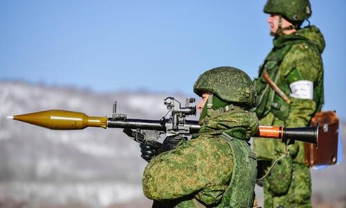 Thông số cơ bản: Súng có chiều dài 950 mm; cỡ nòng 40 mm; trọng lượng 7 kg. Đầu đạn PG-7V - cỡ 85 mm; trọng lượng 2,2 kg; sơ tốc 115 m/s, tốc độ tối đa 300 m/s; tầm bắn hiệu quả 200 m, tối đa 900 m; sức xuyên 260 mm thép đồng nhất.