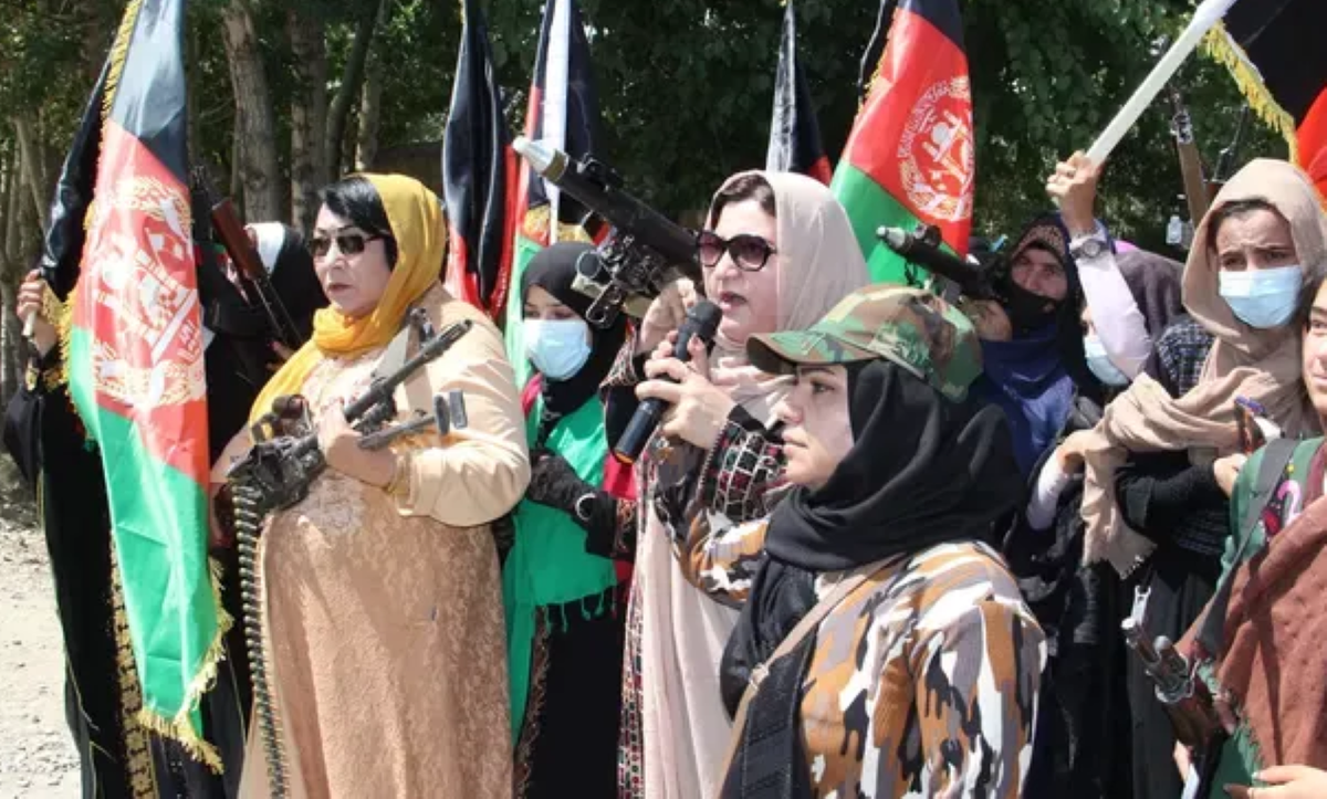 Ngay sau khi quân đội Mỹ rút lui khỏi Afghanistan, nhiều phụ nữ sinh sống ở miền Bắc và miền Trung Afghanistan, đã xuống đường tuần hành với vũ khí trên tay, bày tỏ quyết tâm chống Taliban tới cùng.