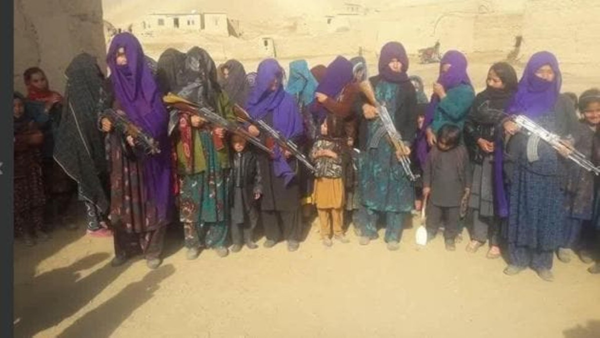 Tờ The Guardian bình luận, đây là một hình ảnh hiếm có tại quốc gia vốn nặng nề truyền thống này - nơi mà theo tục lệ nhiều vùng, phụ nữ thậm chí còn không được đi học, không biết chữ.