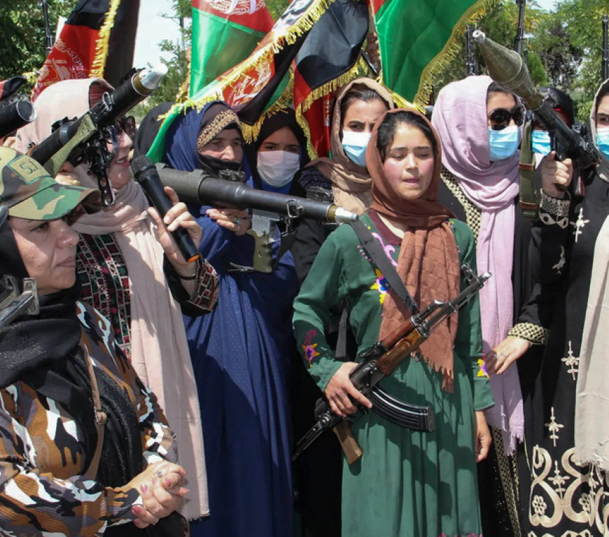 Còn với phụ nữ nông thôn Afghanistan, việc công nghệ thông tin với mạng internet xuất hiện ở một vài nơi, đã mang đến cho họ tư tưởng mới, hiện đại và tiến bộ, giúp họ có thêm động lực để cầm súng bảo vệ quê nhà và bảo vệ chính bản thân mình.