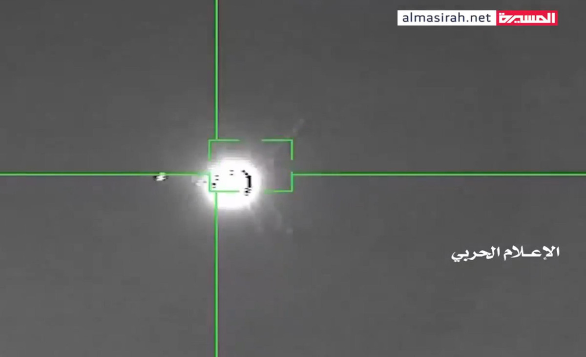 Hình ảnh được công bố cho thấy UAV bị cảm biến hồng ngoại bám bắt sau đó một quả tên lửa lao đến chiếc UAV này.