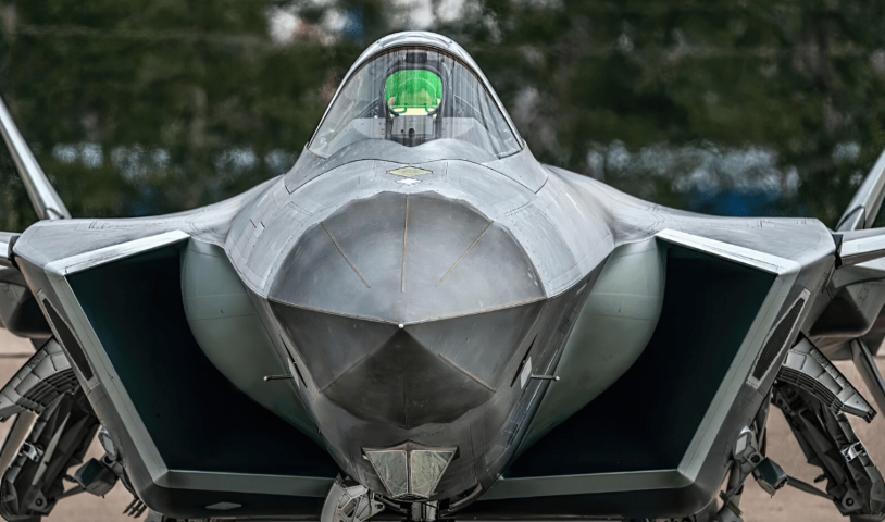 Báo chí Nga mới đây chỉ biết, tiêm kích tàng hình Su-57 Felon chưa có khả năng điều khiển máy bay không người lái tấn công S-70 Okhotnik do phi công sẽ bị "quá tải" nếu phải đảm đương thêm công việc này.