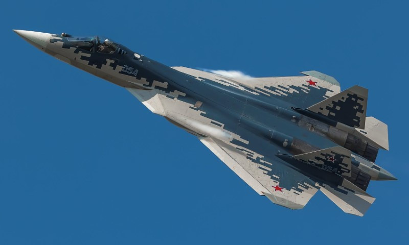 “Một biến thể chỉ huy hai chỗ ngồi của Su-57 sẽ được tạo ra để điều khiển các máy bay không người lái tấn công S-70 Okhotnik thế hệ mới nhất. Nguồn tin cho biết chiếc máy bay chiến đấu đang được phát triển sẽ mang theo khoảng 4 'Thợ săn'" , hãng thông tấn TASS cho biết.