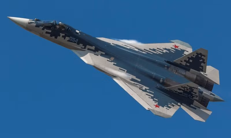 “Một biến thể chỉ huy hai chỗ ngồi của Su-57 sẽ được tạo ra để điều khiển các máy bay không người lái tấn công S-70 Okhotnik thế hệ mới nhất. Nguồn tin cho biết chiếc máy bay chiến đấu đang được phát triển sẽ mang theo khoảng 4 'Thợ săn'" , hãng thông tấn TASS cho biết.