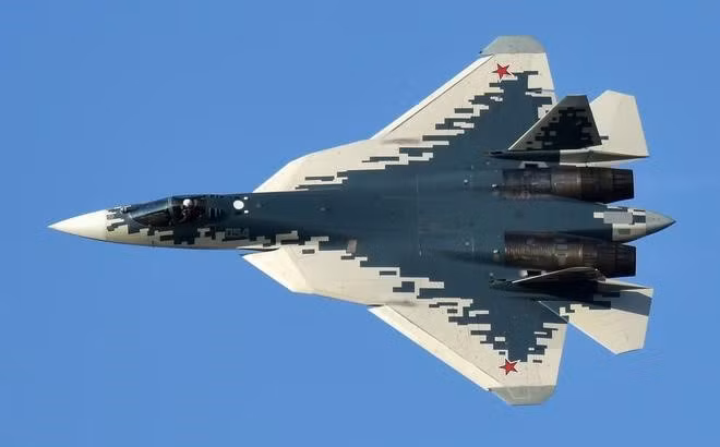 Hiện nay các tiêm kích tàng hình thế hệ năm trên thế giới bao gồm Su-57 Felon của Nga, F-35 Lightning II và F-22 Raptor của Mỹ, hay thậm chí cả Chengdu J-20 do Trung Quốc chế tạo đều được thiết kế dành cho một phi công điều khiển.