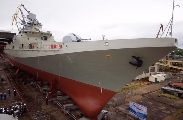 Thông tin nói trên được Tổng giám đốc Tập đoàn đóng tàu thống nhất - ông Alexei Rakhmanov cho biết trong một cuộc trả lời phỏng vấn hãng thông tấn RIA Novosti, như vậy sau nhiều tranh cãi thì số phận con tàu đã được quyết định